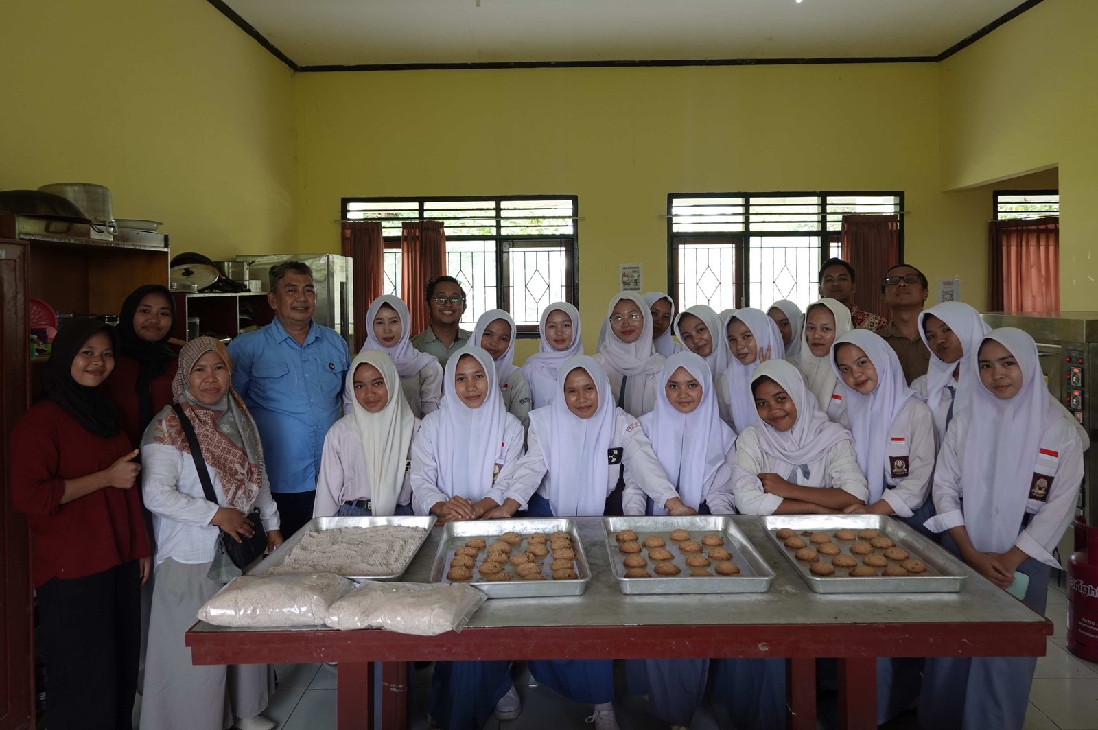 MENGOLAH SORGUM MENJADI COOKIES NAN LEZAT